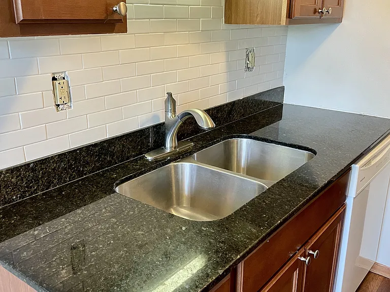 Como Lakes Apartments — Photo 2
