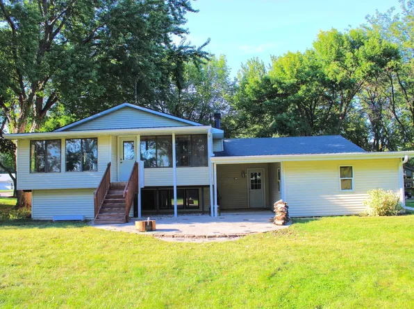 664 Hilltop Dr NE, Hutchinson, MN 55350