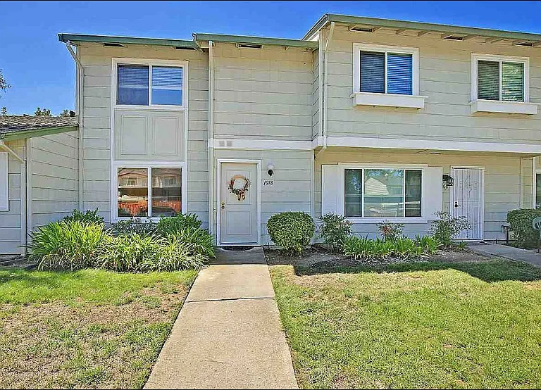 1070 Spring Valley Cmn — Photo 1
