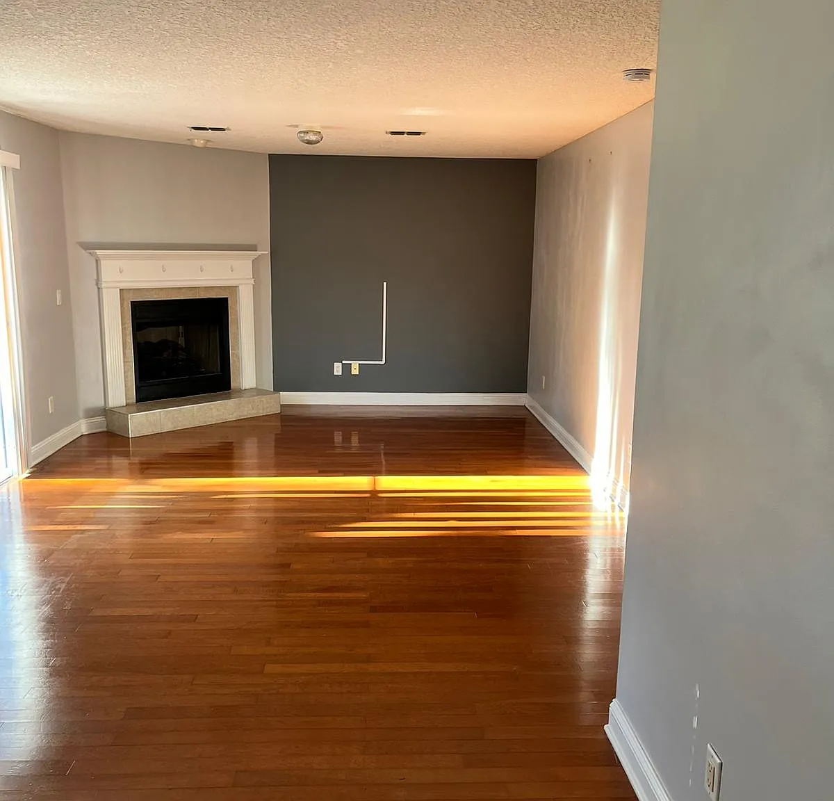 4 bed, 2144 sqft, $2,500 — Photo 2
