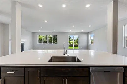 4 bed, 2.5 bath, 2220 sqft, $3,000 — Photo 2