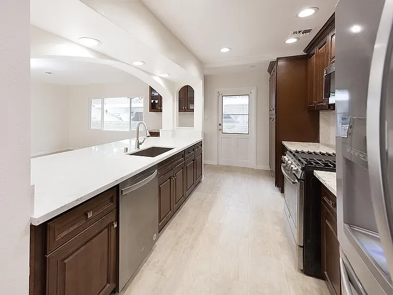 4 bed, 2800 sqft, $5,900 — Photo 4