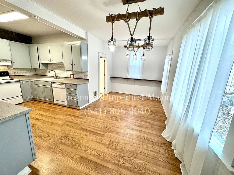 1596 McPherson St — Photo 4