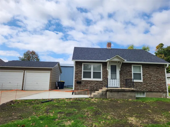 907 E 2nd St, Pella, IA 50219