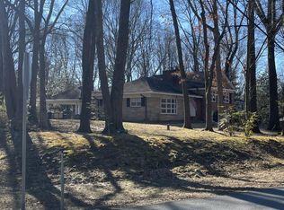 9221 Hollyoak Dr, Bethesda, MD 20817