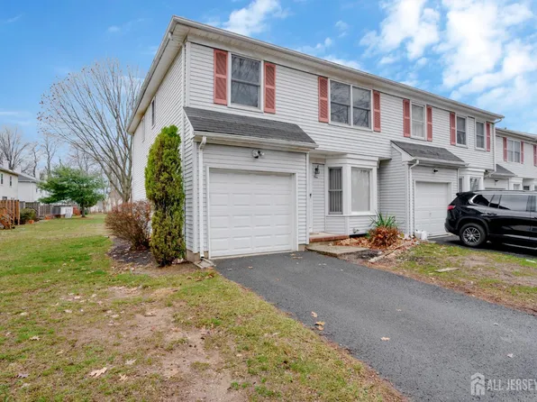 1 Tree Top Rd, Middlesex, NJ 08846