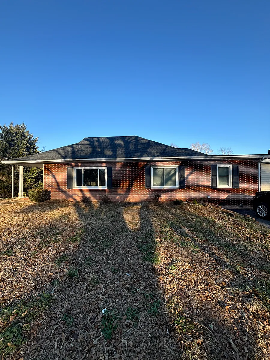 Building Photo - 107 S Poplar Ave