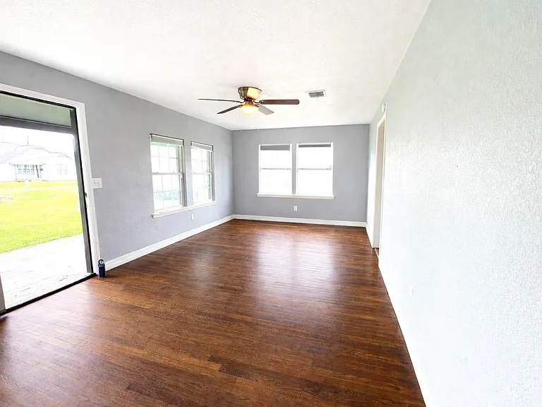 406 N Fig St — Photo 10