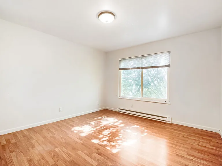 Catalina Apartments — Photo 12