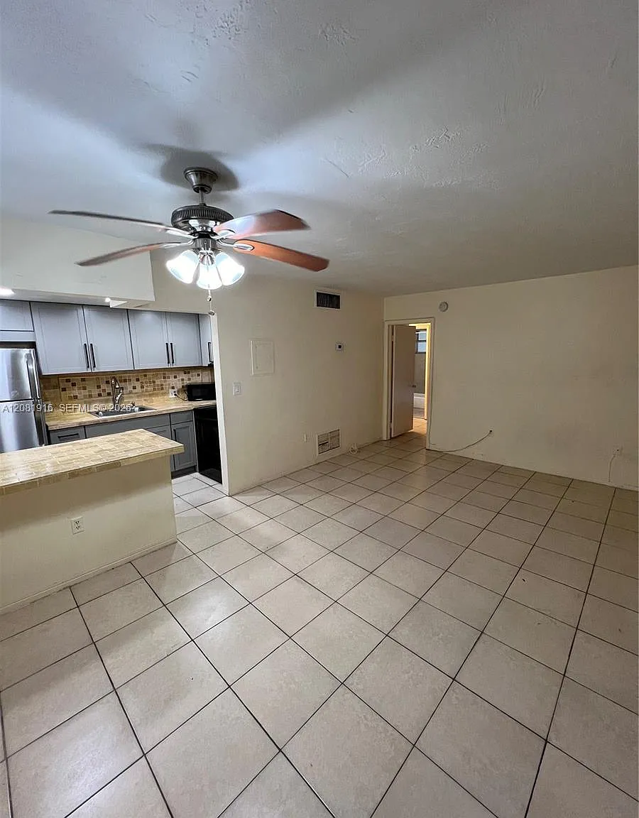 1515 Coral Towers Condomi — Photo 2