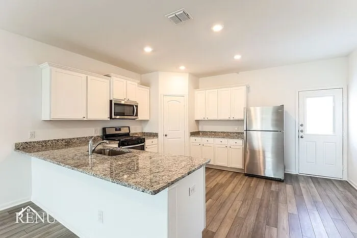 5 bed, 2.5 bath, 2543 sqft, $2,190 — Photo 3