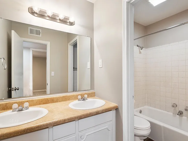 Winthrop Apartments — Photo 10