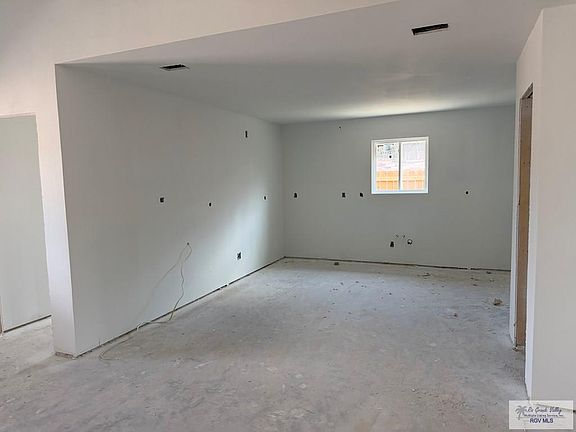 3rd image of 128 Poppy St