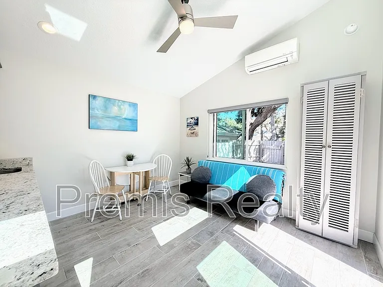 1103 Charles St — Photo 33