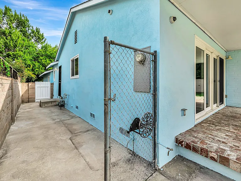 23008 Hamlin St — Photo 37
