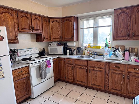 2nd image of 619 Queen St #617