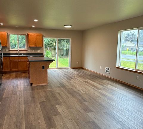 2nd image of 400 Alder Pl #400
