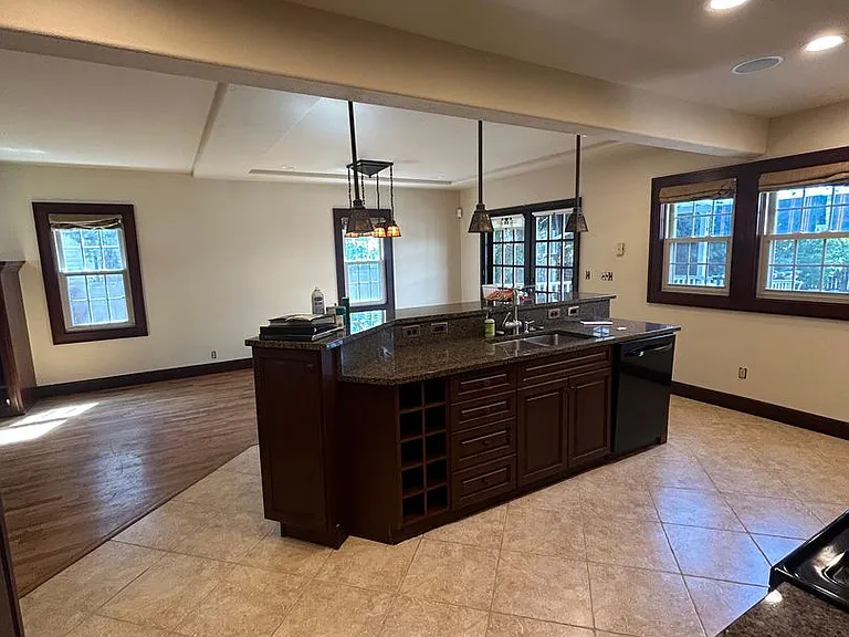 916 Poly Dr — Photo 2