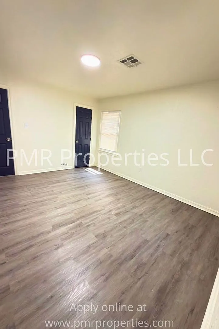 3 Bedrooms / 1 Bathroom House — Photo 4