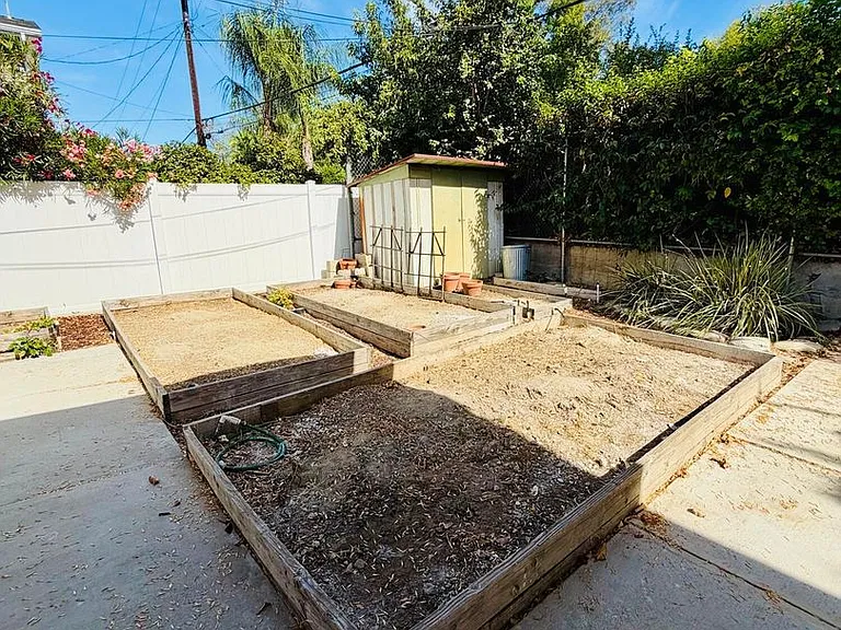 22206 Del Valle St — Photo 30