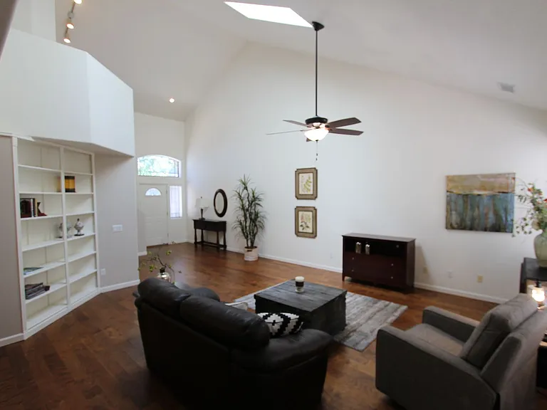 1897 W Camelot Dr — Photo 8