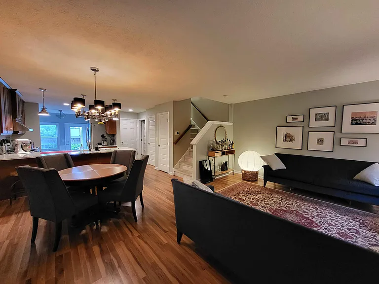 923 Blodgett St SE — Photo 1
