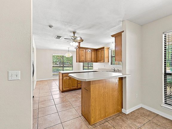 4th image of 225 Red Oak Ln