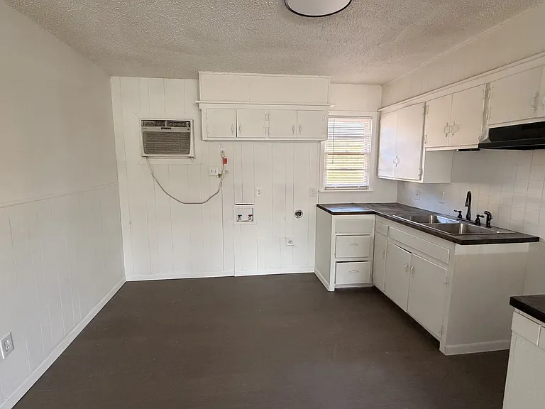 713 47th St #B — Photo 3