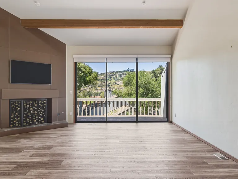 28000 Oakshire Dr — Photo 4