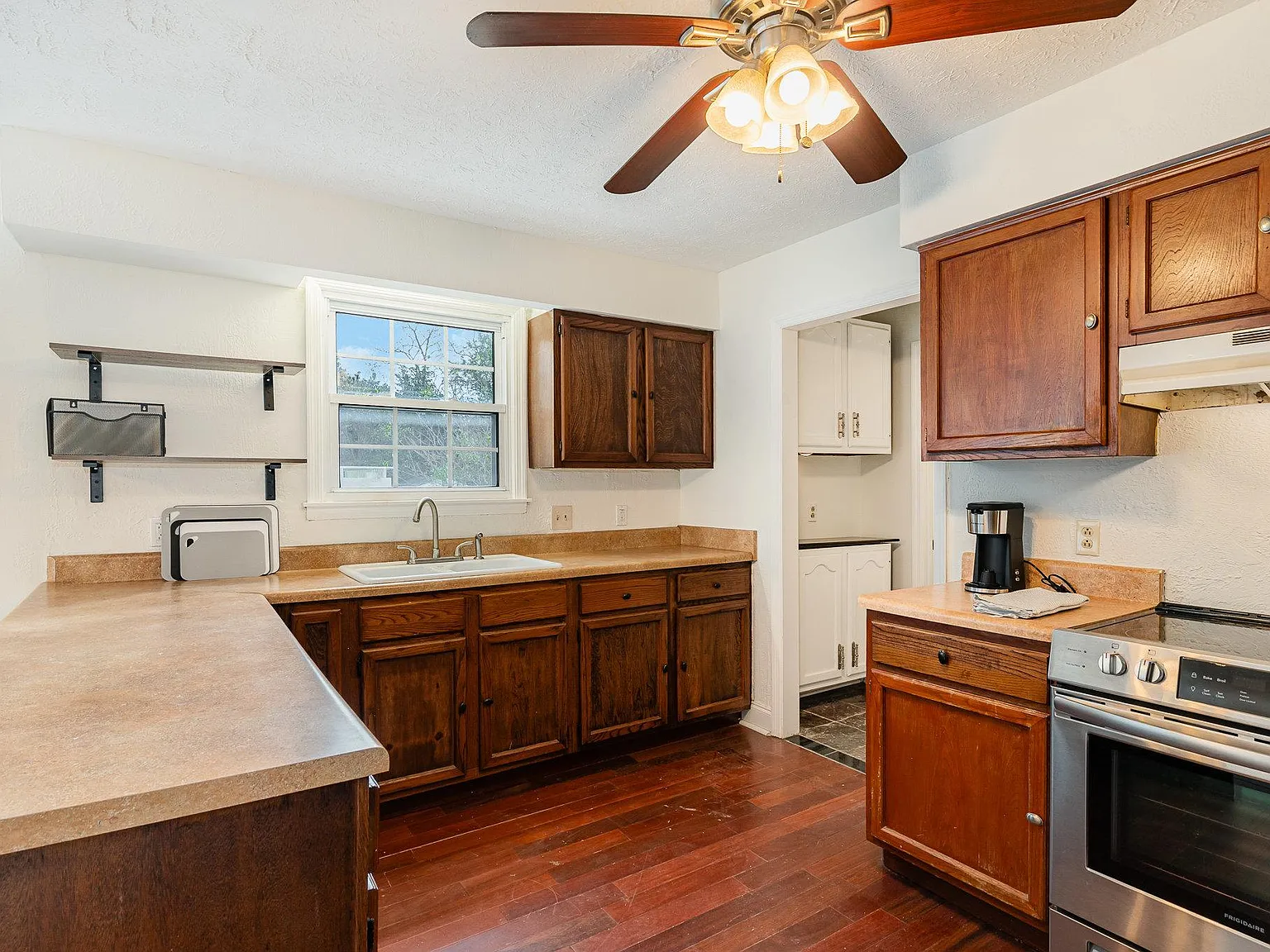4 bed, 3.0 bath, 2106 sqft, $1,048 — Photo 4