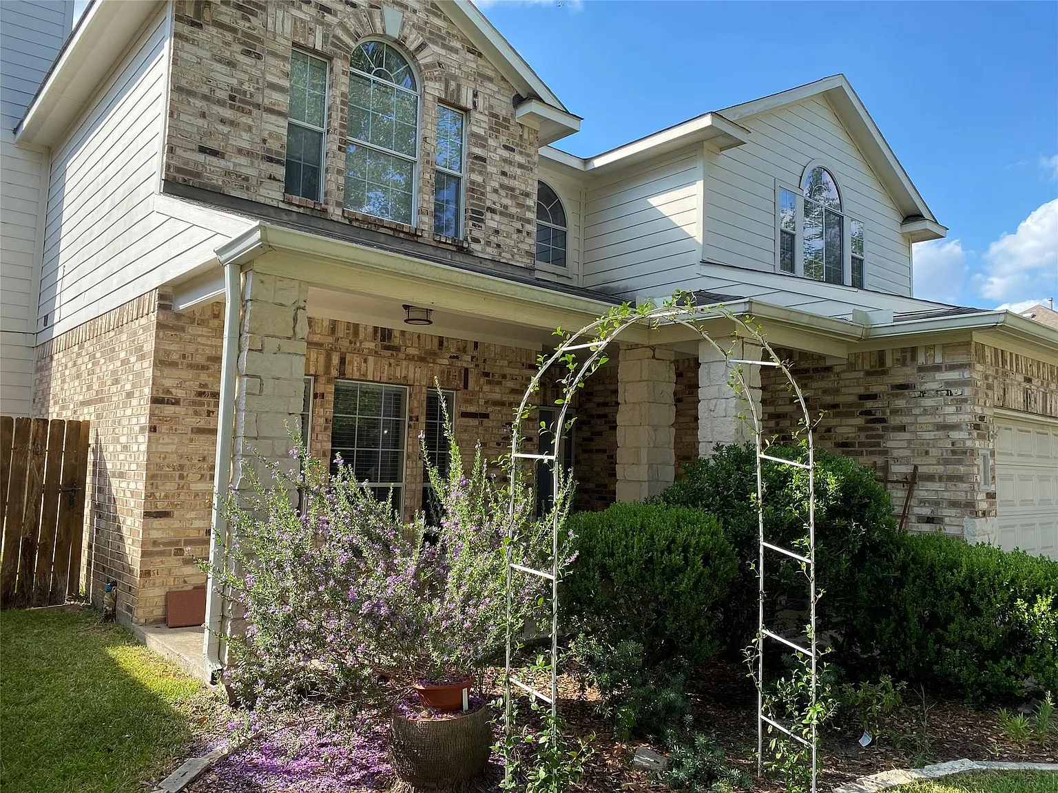3 bed, 2.5 bath, 2340 sqft, $2,100 — Photo 3