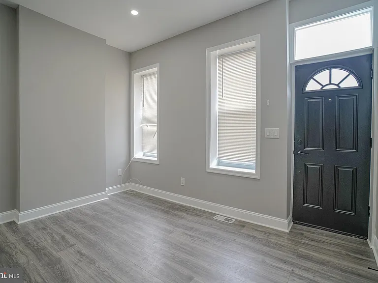 1535 W Seltzer St — Photo 7