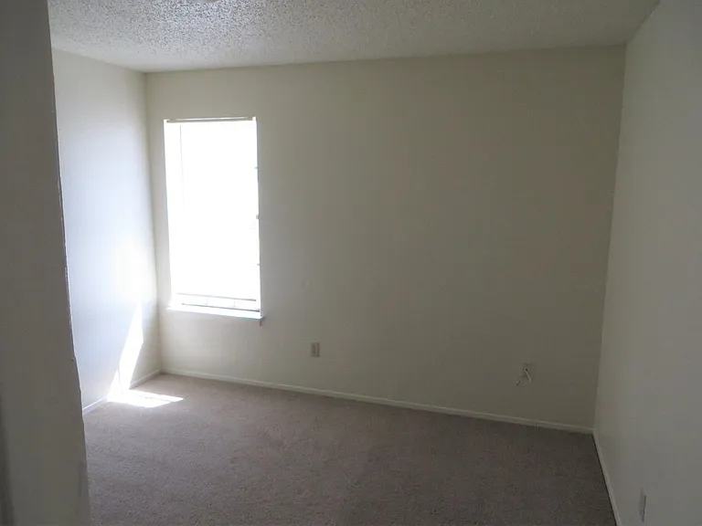2217 Katy Ln — Photo 2