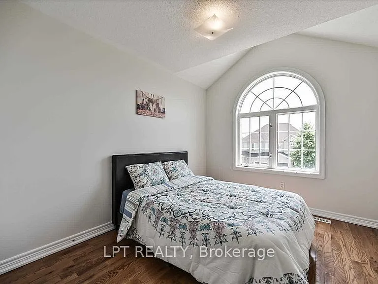 46 Ozner Cres — Photo 1