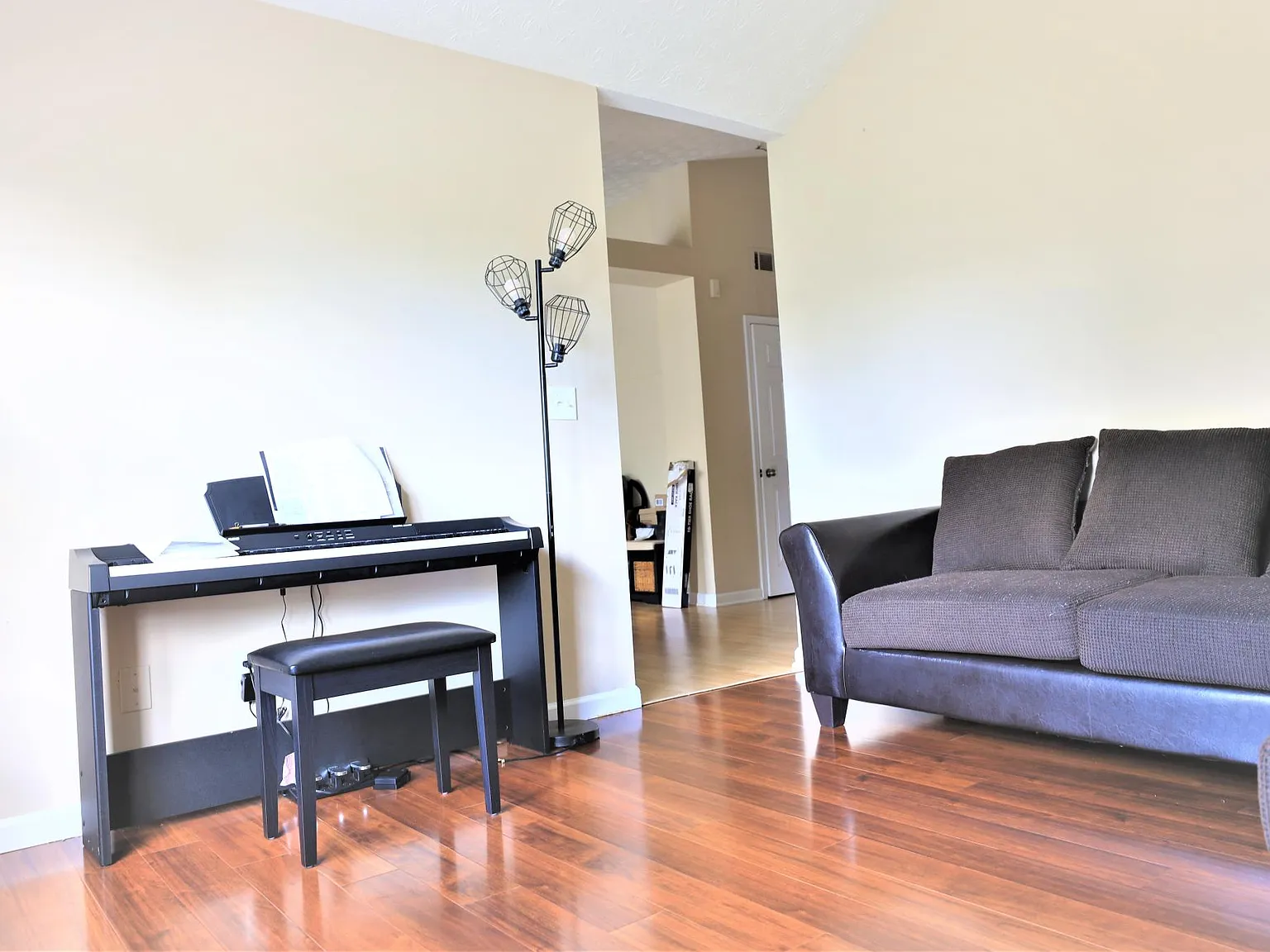 4 bed, 2484 sqft, $2,400 — Photo 4