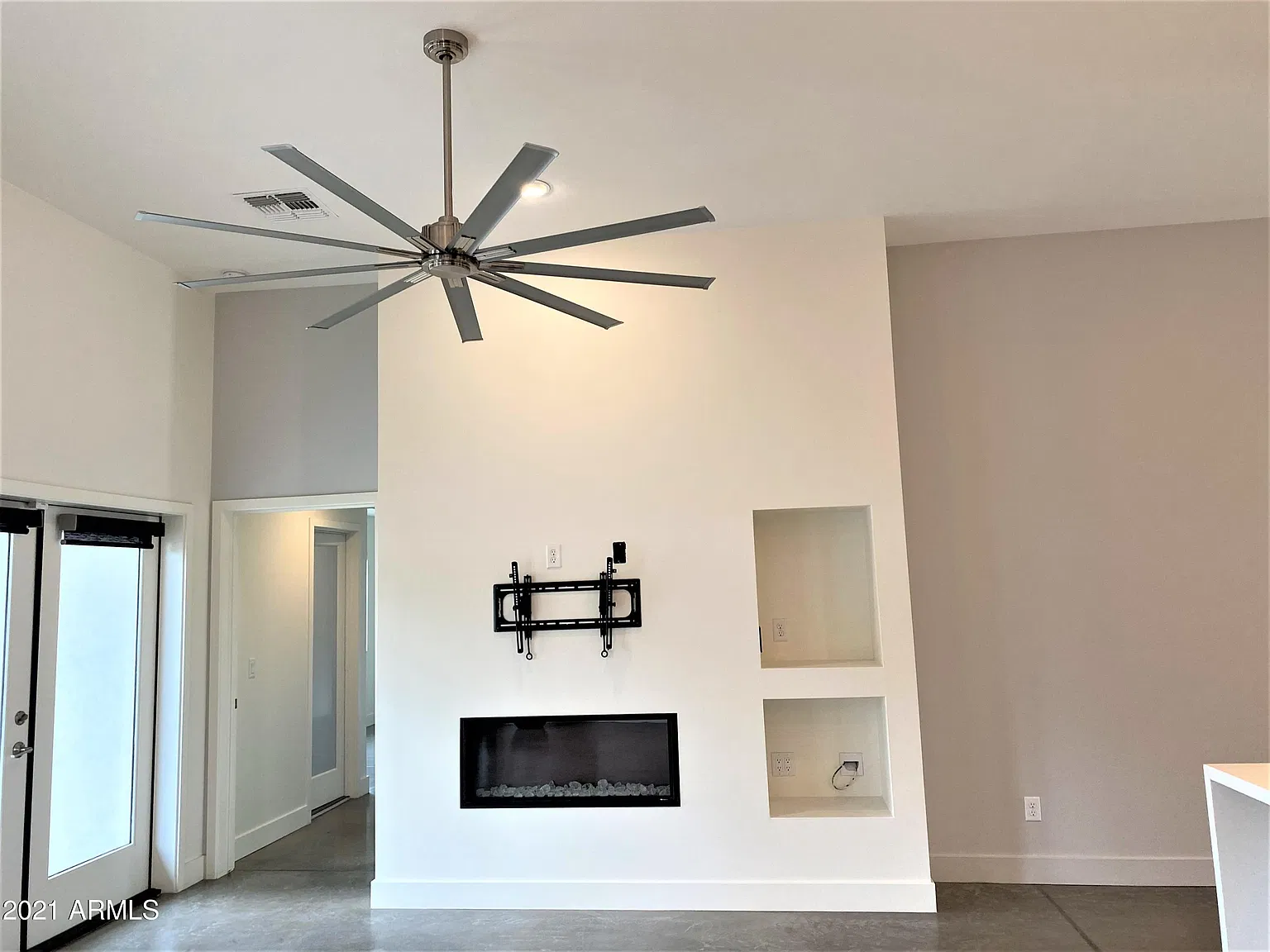 3 bed, 2.0 bath, 1895 sqft, $5,000 — Photo 4