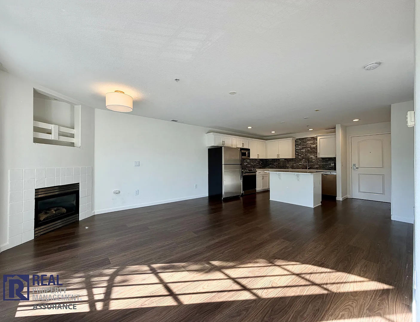 Spacious 1 Bed / 1.5 Bath Sherwood Condo with Parking, Storage & Laundry — Photo 4