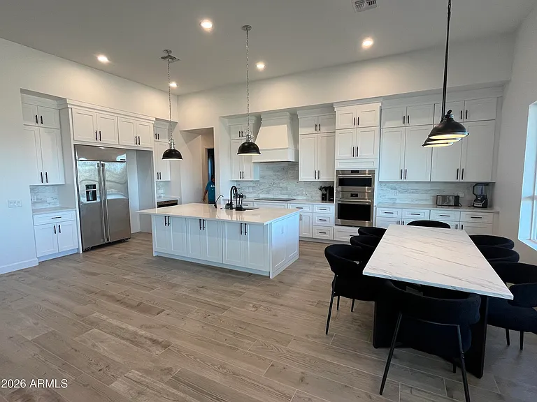 20255 W Highland Ave — Photo 2