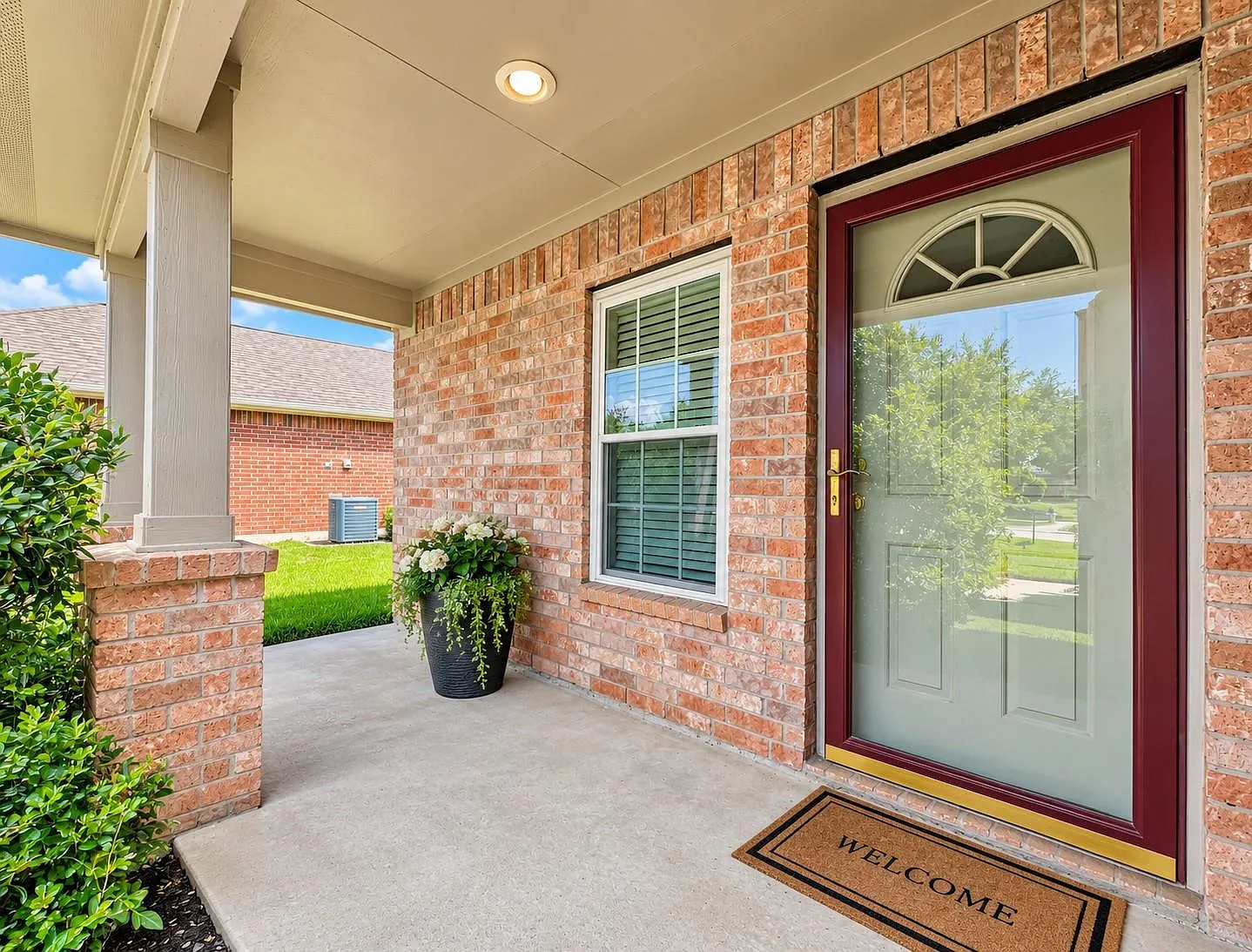 4 bed, 2.5 bath, 2330 sqft, $2,200 — Photo 4