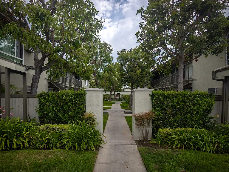 Cris Village Apartments — Photo 9