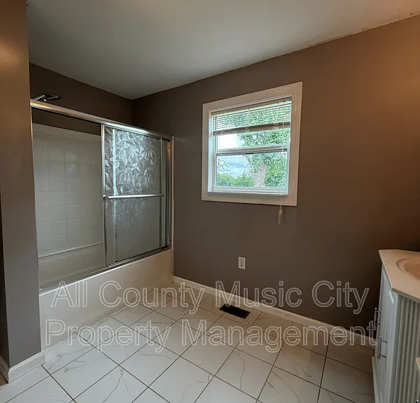 522 Bentley St — Photo 10