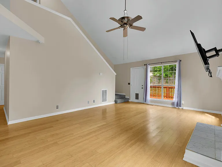 1104 Crestfield Dr — Photo 2