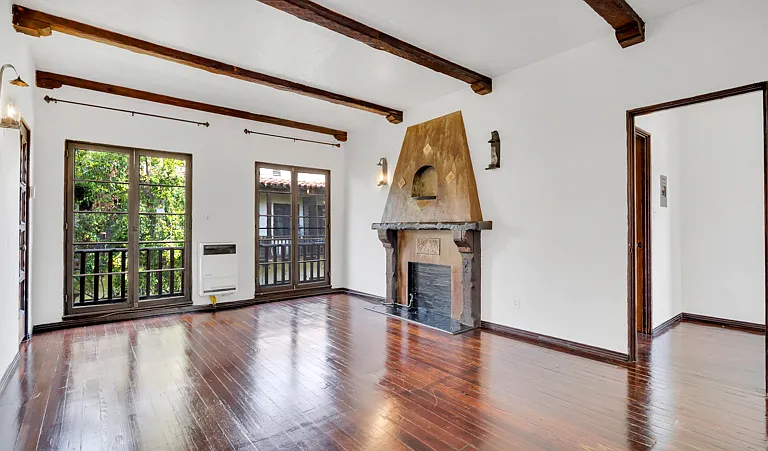 2270 N Beachwood Dr #21 — Photo 2
