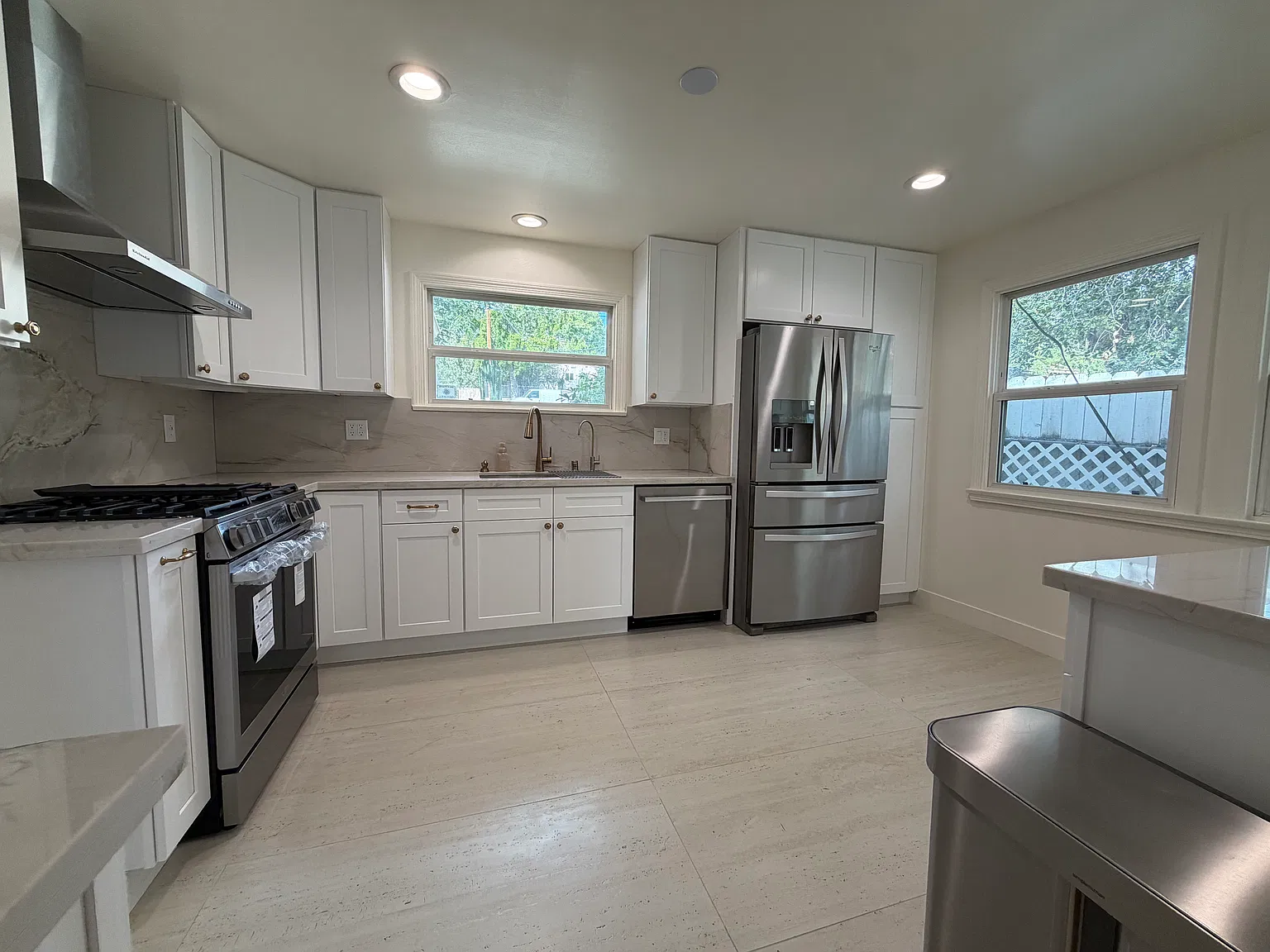 3 bed, 1360 sqft, $4,650 — Photo 2
