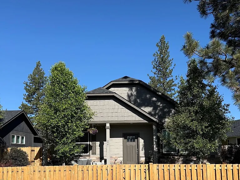 621 N Meadow Ln — Photo 1