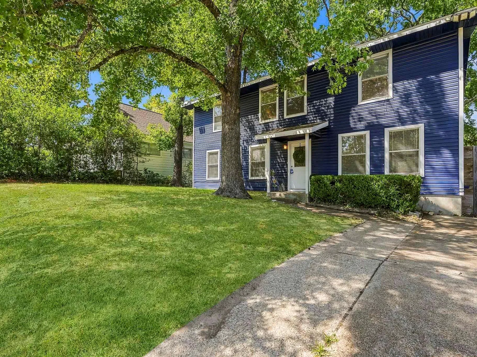 5 bed, 2.0 bath, 2442 sqft, $2,500 — Photo 2