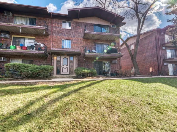 2440 Waterbury Dr APT 305, Woodridge, IL 60517