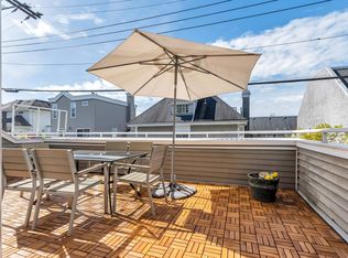 223 Keith Rd E #304, North Vancouver, BC V7J 2J4