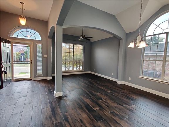 3rd image of 2040 Glencoe Dr