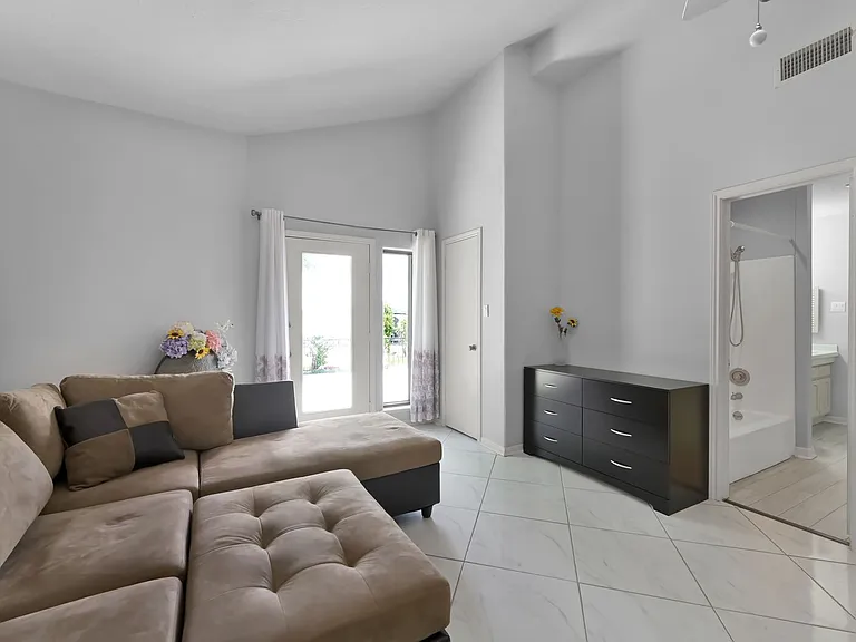 35 Lakeview Vlg — Photo 22